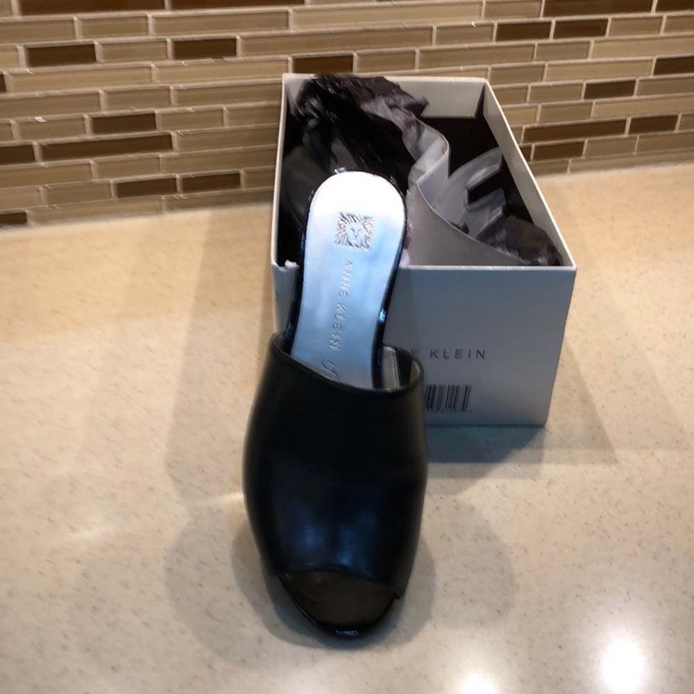 I Flex Ann Klein carena Mules  Leather upper. Size 6 one time used like new.
